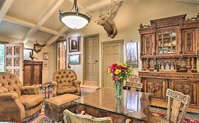 Quiet Art-Inspired Hendersonville Boutique Lodge!